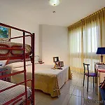 乐特努耶酒店 4* 索托马里纳